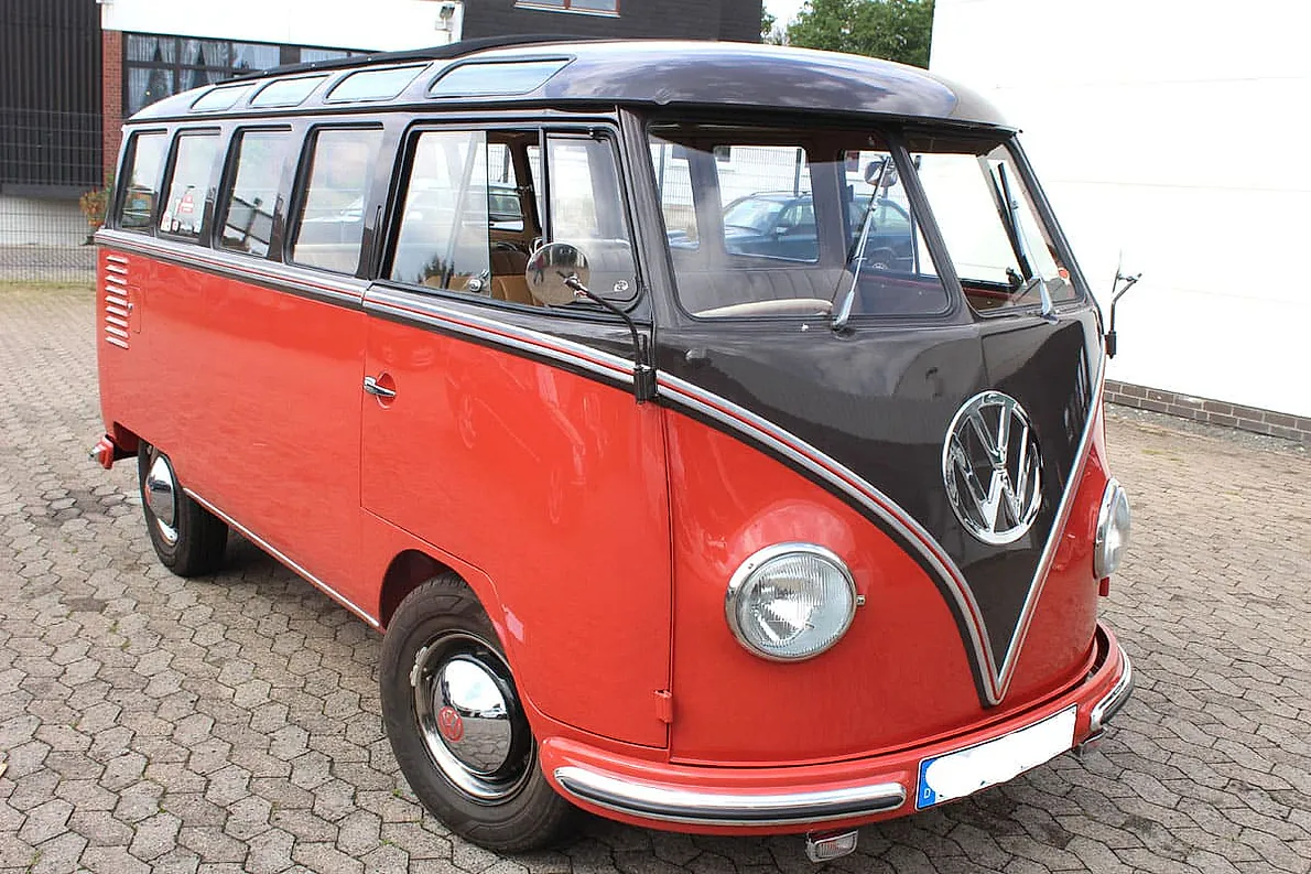 Ein roter Oldtimer VW- Bus steht auf dem Hof des Kfz- Gutachters für Oldtimer. 