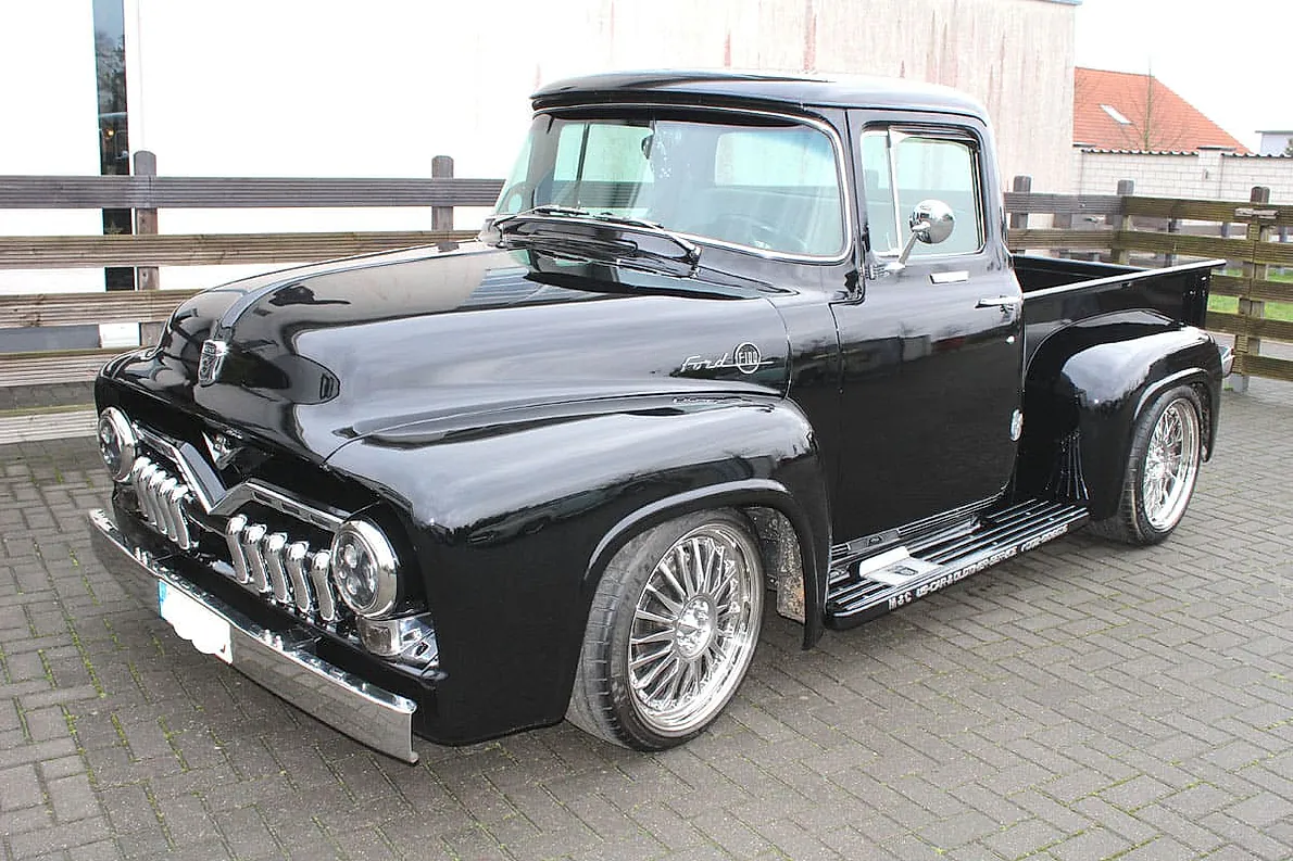  Ein schwarzer Truck steht auf dem Hof des Kfz- Gutachters für Oldtimer.